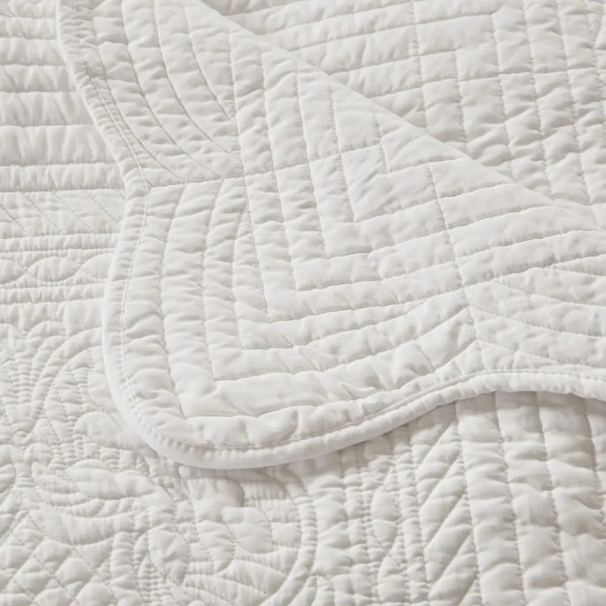 Kelzarro™ Oversized Quilted Throw Blanket – White Scalloped Edge Bed Blanket 60x72"