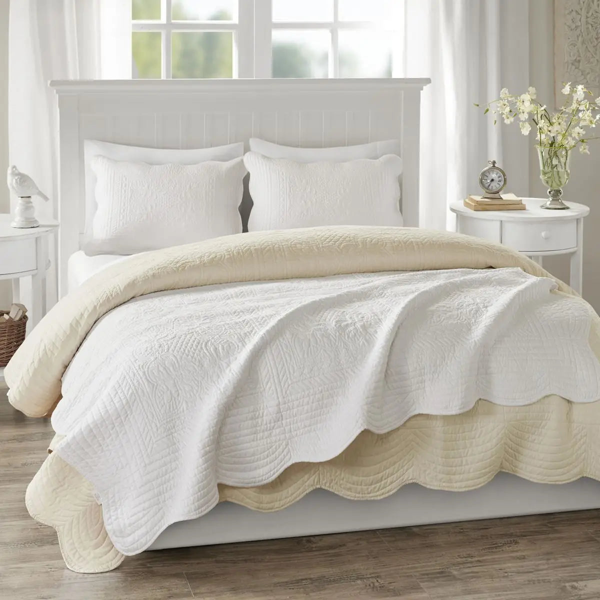 Kelzarro™ Oversized Quilted Throw Blanket – White Scalloped Edge Bed Blanket 60x72"